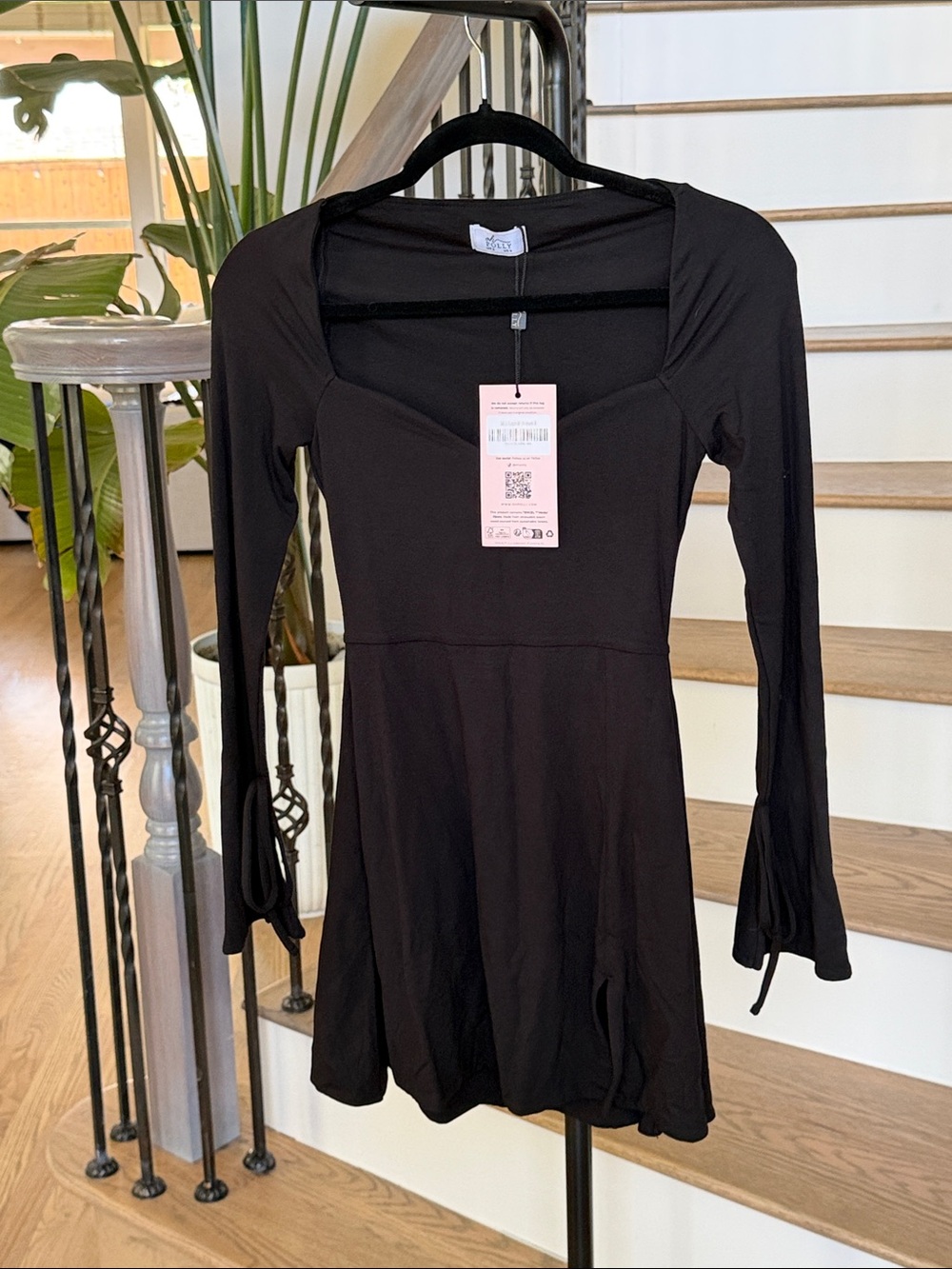 NWT Oh Polly Women’s Black Long-Sleeve Scoop Neck Dress (size US 4)